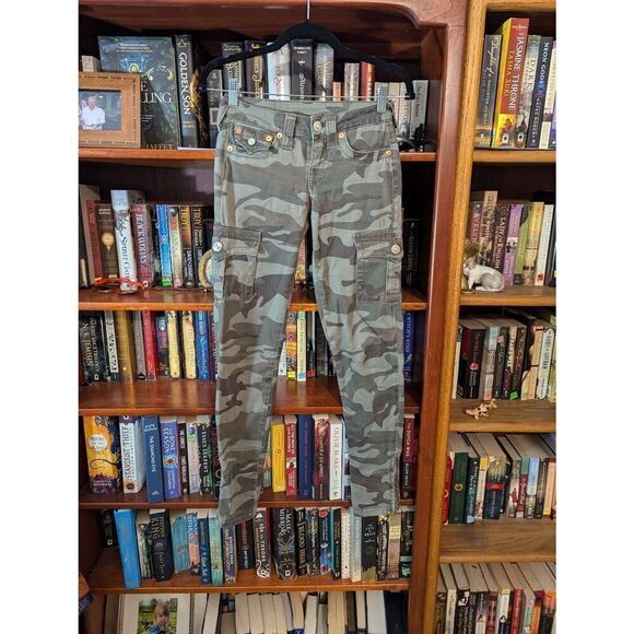 True Religion Women’s 24 Camo Utility Leggings Pants in Green Pockets - Picture 1 of 8
